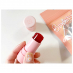 ....本当にグミみたい///.ヒヤッと冷たくて ぷにぷにしてて肌に当たる感じが オモシロイ🫠🩷..自分で色の濃さを調整できるから、ぽんぽんって気分でかえてみよーチーク&リッ&hellip;のInstagram画像