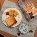 co-poのミルクブレッドとヨーグルトで朝ごはん😋しっとり美味しいパン🍞子供達も食べやすいサイズ感でした！ヨーグルトは水分少なめの濃厚な感じで美味しかったです✨この商品はおうちＣＯ-ＯＰ始め&hellip;のInstagram画像