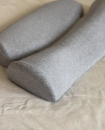 首肩がポカポカあったかくて気付いたら眠りに落ちている魔法の枕🪄🧙✨✨眠るのが大好きすぎてリネン類や枕はもう10年以上こだわって過ごしています。手にした枕は数知れず🤭枕に囲まれて眠っていま&hellip;のInstagram画像