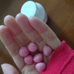 *続けてます！カルシウムグミ。パクパク食べちゃって、もっともっととなりがちですが1日6個です。でも、カルシウムは摂りすぎても体に影響は無いようなので安心です。イチゴ味はビタミンA、ビタミ&hellip;のInstagram画像