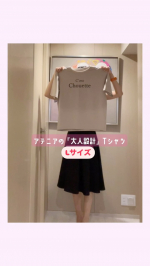 【アテニア】「大人設計」Tシャツ⚫︎サイズ&hellip;Mサイズ、Lサイズ(着用)⚫︎カラー3色&hellip;ブラック・オフホワイト・ベージュ(着用)⚫︎体のラインを拾いにくいストンとしたシルエット⚫︎透けにくく適&hellip;のInstagram画像