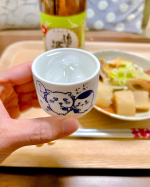 🍶🌰🥃Shochu time☺️🍶⁡某友人からくりまんじゅう君のおちょこと焼酎をいただいたので、セットで飲んでみた☺️🍶⁡ツマミはがんもどきとちくわの煮物です。地味です🤣⁡焼酎は新島の麦&hellip;のInstagram画像