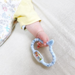 .手に持っているのは【クラプロックスベビーの歯がため】◎Jolly rattle カラフルなガラガラが好奇心を刺激し、感覚運動性の発達と認知能力を促進◎Exciting surface&hellip;のInstagram画像