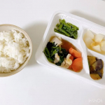 .今日のランチは【ニチレイフーズのきくばりごぜん】メインのおかずに、彩りのある副菜が付いた冷凍おかずセット🌼電子レンジであっという間に塩分・カロリー・野菜量を始めとした栄養バランスが&hellip;のInstagram画像