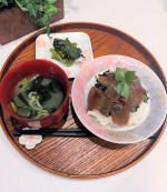 漬け丼ランチはかつおの漬け丼。冷凍してあったカツオをお醤油で漬けてご飯に乗せるだけ。お醤油は、正田醤油『塩分を気にする人のおいしいしょうゆ』。血圧高めだから塩分めちゃくちゃ気にな&hellip;のInstagram画像