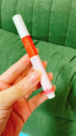 目元・口元・ほうれい線周りとかの気になるところに、ヒアルロン酸※1を肌に直接刺す※2針美容液🪡ペン型になってるのが珍しい👀狙い撃ちしやすい形状でいいね👍針といっても鋭利な針が出てる感じでは&hellip;のInstagram画像