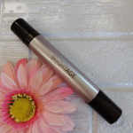 年齢と共に気になり始めた目元悩み🙀最近は、朝のスキンケアルーティンにスティックタイプの目元ケア化粧品アイゾーン　ダブルリバイタライザー✨✨をプラスしています。ロールオンセラムとリッチバ&hellip;のInstagram画像