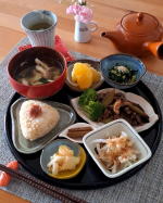 .いつもの寄せ集め小皿ランチ・牛肉とスナップエンドウのオイスターソース炒め・オニオンスライス・春菊のお浸し・黒ごまごぼう漬け(お土産でいただいたもの)・白菜の浅漬け 柚子風味(自家製)&hellip;のInstagram画像