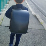 '長男のランドセル選び、すごく苦労しました💦親戚のお兄ちゃんが持っている定番の革製のランドセル、持たせてもらったら、しっかりしていて丈夫だけど、めちゃくちゃ重い。。ランドセルだけでもこんなに&hellip;のInstagram画像