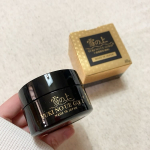  ︎︎ ︎︎薬用オールインワンジェル「雪の上」から『  雪の上 GOLD 』ナイトジェルが出たのでお試ししてみました！ ︎︎開けてみるとキラキラとした金箔が入っていて豪華✨️金箔&hellip;のInstagram画像