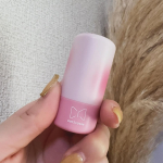 新ブランド「mamicosme」から昨年8月に登場した新商品♪ まるでグミのような新感触のチーク＆リップで ぷにっとした質感と、はじけるジューシーカラーが特徴です！①ポンポンするだけ！ テクニック不&hellip;のInstagram画像