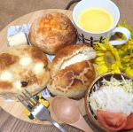 .𓐍𓏸𓈒 #今日のごはん ☀️🍽️𓈒𓏸𓐍先日の投稿でご紹介した @pan_musubi さまのお取り寄せパンで今日も朝ごパン＼(^-^)／🥖🥯.お休みのパパと一緒に久々にゆっくり朝食です♪🌈&hellip;のInstagram画像