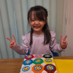 天気が悪い日はおうち遊びで粘土♡このお米のねんどは、米粉＋塩分＋水で出来てて安心素材🌾粘土って最初が硬くて柔らかくしないといけなかったりするけど、すでに柔らかいから子供でもちぎったりが簡単に出来&hellip;のInstagram画像