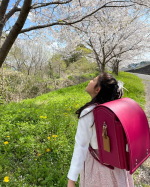 進級🌸長女は3年生になりました。写真は入学式前📸当時布製ランドセルは出始めたばかりで使ってる子もおらず普通に本革を選びました。色も気に入っているけれど中に何も入れてなくても重たい🎒&hellip;のInstagram画像