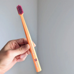 【スイス発！歯ブラシ】⁡12,460本。⁡これは歯ブラシに使われている⁡ブラシ毛の本数です😳⁡⁡極細の柔らかい毛が⁡1万本以上も使われているのは⁡スイスのオーラルケアブランド⁡『クラプ&hellip;のInstagram画像