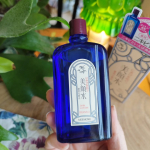 『明色美顔水　薬用化粧水』を使ってみました✨ブルーのレトロな瓶に入っているこちらの商品は、にきびを防いだり日焼けによるしみ&middot;そばかすを防いだり、毛穴ひきしめ効果もある化粧水🙌季節の変わり目や、暑&hellip;のInstagram画像