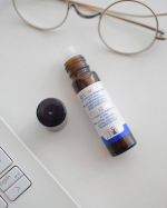 .＼ やる気スイッチは、こめかみに♡ ／本格的な仕事復帰が始まりましたが、PCを前にして思ったのです&hellip;「あれ？私ってどうやって集中してたっけ&hellip;？」そんなときに頼っているのがこの1本☻━━&hellip;のInstagram画像