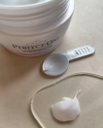 Wの美白有効成分※「トラネキサム酸」「ナイアシンアミド」が配合された、パーフェクトワン 薬用ホワイトニングジェル。ぷるぷるのジェルがとくに夏に向けて気持ちよく、成分の一部を毛穴の約1/300サ&hellip;のInstagram画像