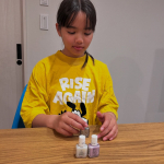 中学生になって少しお洒落に目覚め始めたあおいさん👧でも学校もあるしなかなかネイルなんて出来る訳もなく...このキッズネイルポリッシュは石鹸水やぬるま湯で落とせるの💅♡学校帰りの夕方にいろはと一&hellip;のInstagram画像