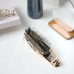 .ワールドプレミアムショート.インバス、アウトバスでも使えるˎˊ˗トリートメントブローや頭皮マッサージなど572本の先玉ピンが頭皮の毛穴汚れを落としてくれる.ᐟ.ᐟ持ち手も握り&hellip;のInstagram画像