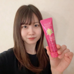 ベタつかないハンドクリーム。商品名:アロエモイスチャー・ローズ ハンドクリームローズの香漂う、保湿力が高いのにべたつかない。ジェルのようなテクスチャーでさらっとなじみ、すぐにPCや&hellip;のInstagram画像