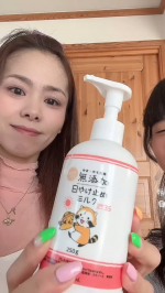 親子で使えるプッシュタイプで使いやすく娘と使ってます。しっとりとした肌に仕上がるので、乾燥しがちなこの時期も使いやすいパッケージも可愛くて娘もお気に入り。#PR #株式会社マック&hellip;のInstagram画像