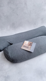 🎼.&bull;*&uml;*&bull;.&cedil;&cedil;🎶最近、夜のリラックスタイムがちょっと楽しみになってる理由、それが『首と肩がホッとする枕PLUS』🎼.&bull;*&uml;*&bull;.&cedil;&cedil;🎶子どもを寝かしつけたあとの時間、ガチガチになった首と肩&hellip;のInstagram画像