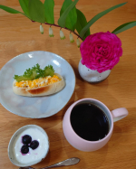 🌿☕おうちカフェ☕🌿今日の朝ごはんは、たまごサンド、コーヒー、ヨーグルトです🥪ゴーグルとには『オオバコファイバー』を混ぜました！✵満腹感✵低カロリー✵糖質ゼロ✵すっきり水分を含む&hellip;のInstagram画像