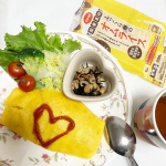 ..おうちCO-OPの人気！時短！冷凍食品だよ～♪ 【ふっくら卵のオムライス】トマトソース味のチキンライスをふっくら卵で包んだオムライス。中の具は国産のたまねぎ、にんじん、鶏肉。卵がほ&hellip;のInstagram画像