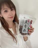 食べたものから身体は作られるニンニクは苦手ですが黒ニンニクは大好き！自分で作った事があるほど（大変でした）手軽に国産の熟成黒にんにくが食べられる幸せ。プルーンのような濃厚な味です&hellip;のInstagram画像