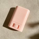 マザーアンドドーター・クリアUVスティック SPF50+PA++++手を汚さずさっと塗れる！きしまないサラサラなテクスチャーのボディ＆フェイス用透明UVスティック🫧UVスティック便利すぎる〜&hellip;のInstagram画像