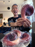 「相方の顔が隠れるくらい大きな「北海道 極太たこ脚」。お母の希望はお刺身。そして」の画像（1枚目）