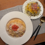 今日の#晩ご飯#柚子胡椒明太子クリームパスタ#サラダでした🍝いつもはクリームソースをお鍋に作っておいて別のお鍋でパスタを茹でていたけどソースとパスタ茹でるのもフライパン1つで作る動画を見&hellip;のInstagram画像