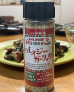 明日は休み、今日は金曜‼️晩酌が100倍楽しくなる！クレージーガーリックで時短おつまみ作りましょ。舞茸と椎茸のベーコン炒めを、作りました。ささっと炒めてクレージーガーリックをふりかけます。&hellip;のInstagram画像
