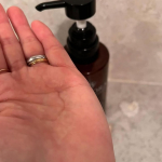 一本使ってみてビックリ‼️紫外線ダメージと湿気が多くてパサパサうねうねの髪の毛がサラサラになりました✨これからも使い続けたいシャンプーです。トリートメント不要これだけでサラサラになる不思議&hellip;のInstagram画像