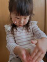 使ってみました♡伸びが良くて塗りやすく匂いも良くてあいちゃんも「いい匂い」と喜んでくれましたꕤ︎︎&middot;͜&middot;#PR #アンドウタ #アンドウタ #アンドウタミルクローション #ベビーローション #&hellip;のInstagram画像