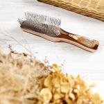 なんか洗ってても頭皮の匂いが気になる〜てことあったんだけど最近スカルプブラシ「ワールドモデルロング」使い出してから頭皮のスッキリ爽快感にハマってるし、頭皮の匂いが気にならなくなりました♪毛量多い&hellip;のInstagram画像