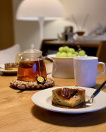 &hellip;🧀@legerbleu2010 さんのケーキ。パパの現場の近くだったらしく、プリンとチーズケーキを買ってきてくれました。色々種類があったけどケンカしたらいけないから同じのを2つずつ買って&hellip;のInstagram画像