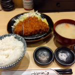 蒲田に本店がある、とんかつ屋さんあおきの天空橋店を訪れました。肉厚なロースにサクッとした衣がたまらない美味しさ♪豚汁はどことなく生姜の香りがして、大人な味わいでした☆#PR #野菜をMOTTO&hellip;のInstagram画像
