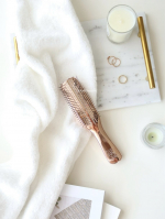 haircare♡暑くなると気になるのが頭皮のニオイやべたつき&hellip;美髪の為にも頭皮ケアは大事だし、すっきりケアしたいなと思って最近使い始めたのがこちら♡&hellip;&hellip;&hellip;@shearts.brush&hellip;のInstagram画像