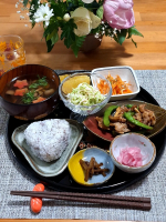 .いつもの寄せ集めお惣菜ランチ🍴豚肉とスナップえんどうのカレーソテー🍴クルミ入りキャロットラペ🍴ハムとキャベツのコールスローサラダ🍴紫玉葱のマリネ🍴きゃらぶき🍴きのこと生麩のお吸い物&hellip;のInstagram画像