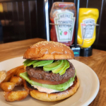 Today's ᴸᵘᴺᑦᴴ𖥣𖥣⁡⁡⁡⁡⁡⁡移転してから行けてなかった#ONIBUSBURGER(@the_onibus_burger )さんへ🍔🍔アボカドバーガー🍔キングバーガー を注文！&hellip;のInstagram画像