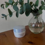 パーフェクトワン『薬用ホワイトニングジェル』ベタつかないのにしっとり潤うところがお気に入り！私の肌に合っているので、愛用しています。最近季節の変わり目で肌が安定しないので、お風呂上がりの&hellip;のInstagram画像