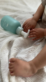 ☆*:.｡. @and_uta_official samaのBODY SOAPを使ってみました泡で出てくるフォームタイプでかわいい形状なのに安定感のあるボトル子供を支えながらや抱っこしなが&hellip;のInstagram画像