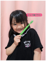 クラプロックス キッズ歯ブラシ〔4-12歳〕スイス生まれの歯ブラシだよ🇨🇭@curaproxjapanまず見た目の可愛さに喜ぶ娘🫶いろんなカラーがあるんだけど、ビビットカラーがめっちゃ可愛&hellip;のInstagram画像