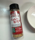 ガーリックがたくさん入っていて美味しいです。ガーリック大好きな一家なので色々なものにかけてます。サラダにオリーブオイルとクレイジーガーリックかけて食べても美味しかったです！味のついてないポテトチ&hellip;のInstagram画像