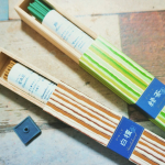 お香好きでたまに焚いてますが、緑茶は初めて。なんか田舎のおばぁちゃん家を思わせる懐かしい香り。白檀は京都のお店やお寺でよく香ってますね。香立てついてますが、斜めに灰が落ちるので、大きめの受け皿が&hellip;のInstagram画像