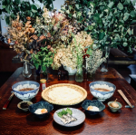 先日のランチ。肉汁うどんでした😊．正田醤油株式会社さんからいただいた「肉汁うどんつゆ」に温泉玉子とネギと油揚げを入れていただきました。シリーズ10周年を迎えられた人気の製品、お肉のお出しが効&hellip;のInstagram画像