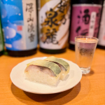 新潟地酒飲みくらべセットリール動画でも紹介したけど、日本酒を飲み比べしました！今回は新潟の日本酒6本🍶同じ酒器にいれて並べたら、見た目の違いも分かりやすいかなって思ったんだけどぜんぶ透明で😳&hellip;のInstagram画像