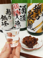 今夜はおうちで日本酒三昧。利酒師が旨い酒だけを厳選した、新潟地酒飲みくらべ 一升瓶５本組＋１本増量。宅配業者さんが重そうにカートに乗せて運んで来てくれて、なんだろうと思ったら一升瓶の６本セットでし&hellip;のInstagram画像